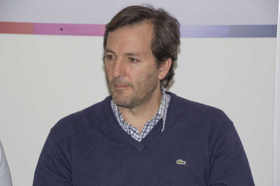 Esponda: -Desde hace 20 años se quedan con más del 65% de la renta del campo-