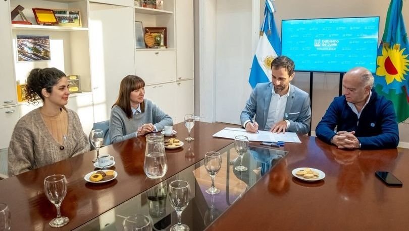 Petrecca y Grindetti firmaron un convenio para el fortalecimiento cultural de Junín y Lanús