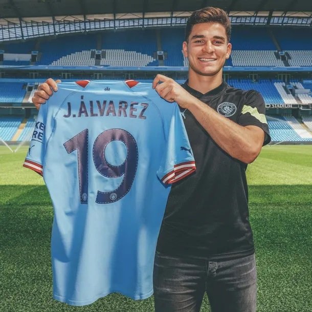 La chicana de Julián Álvarez para el United durante su presentación en el Manchester City