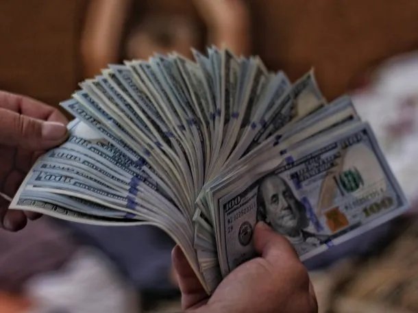 El Gobierno analiza implementar un nuevo dólar turista
