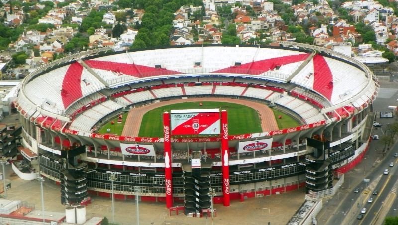 Sarmiento visita a River en el Monumental