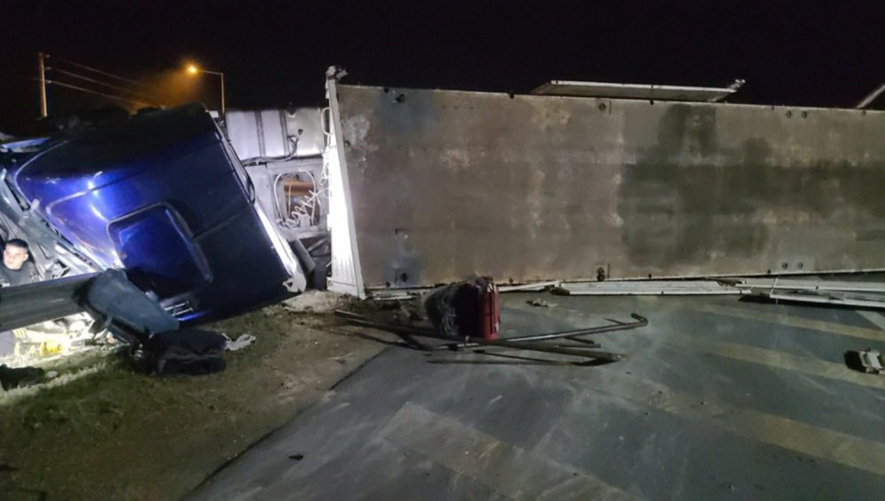 Volcó un camión y el conductor debió ser rescatado