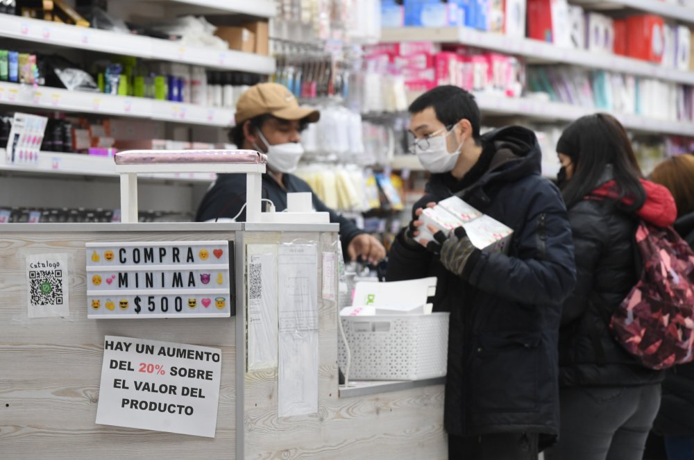 Baja en el consumo: las ventas minoristas cayeron 3,5% en julio en medio de la incertidumbre y las remarcaciones de precios