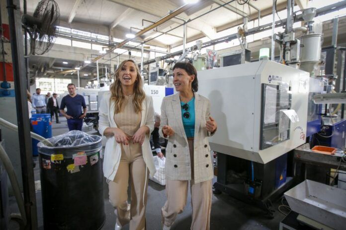 Mayra Mendoza recorrió fábrica en Quilmes