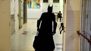 El Batman solidario denunció que no lo dejaron entrar al Hospital de Niños de La Plata