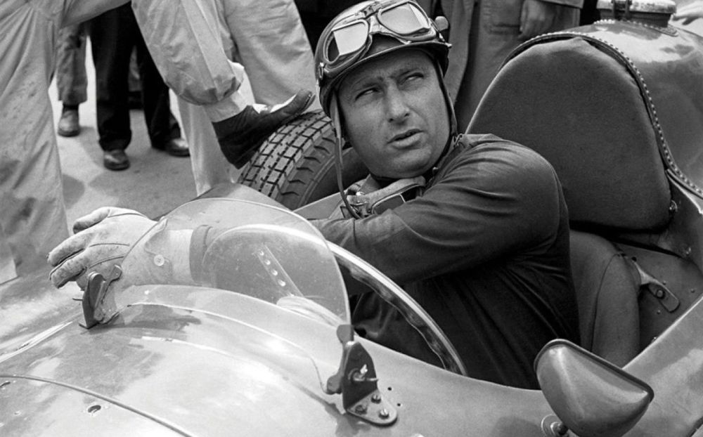 JUAN MANUEL FANGIO, LA GLORIA EN CUATRO RUEDAS