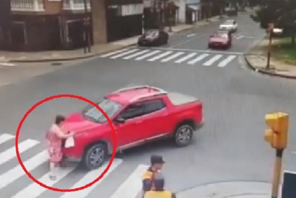 ESCAPABAN DE LA POLICIA Y EN EL CAMINO MATARON A UNA ABUELA EN SILLA DE RUEDAS