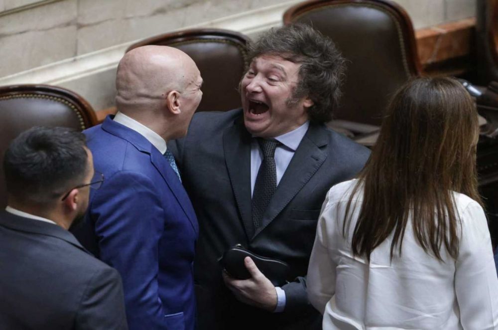 -Les aviso que viene mas y pronto se van a enterar- Milei tras el DNU