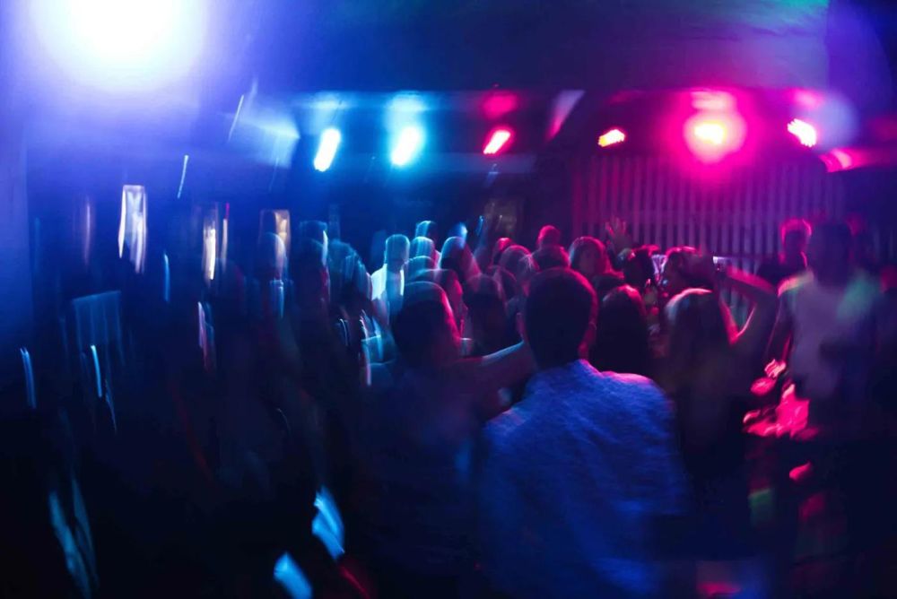 Anoche se clausuro una fiesta clandestina en Villa Elisa con más de 3000 personas