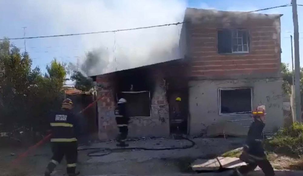 Una casa incendiada, un apuñalado y alianza frente a los policías
