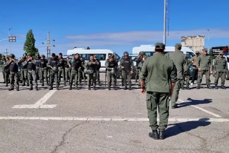 La Gendarmería aplico por primera vez el protocolo antipiquete y libero el puente Cipolletti-Neuquén