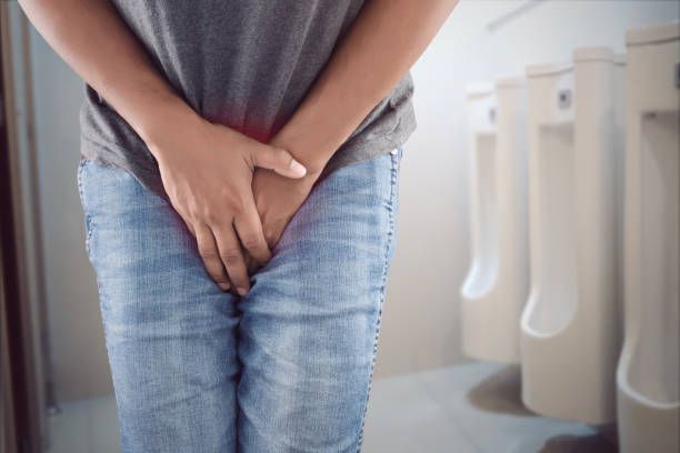 La insólita forma de orinar que es tendencia entre los adolescentes porque se asemeja al orgasmo