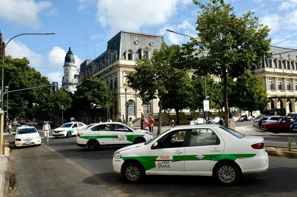 Taxistas bloquean calles del centro platense