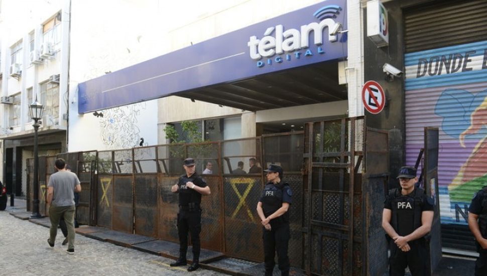 La agencia Télam amaneció vallada y los trabajadores fueron licenciados