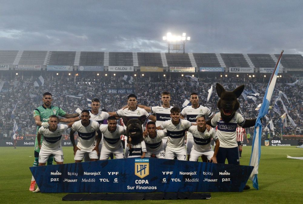 Estuvo por irse de Gimnasia, se arrepintió y ahora está jugando sus últimos partidos