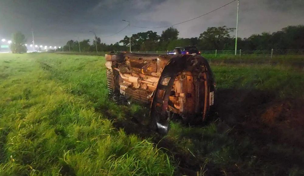 Impactante vuelco de una camioneta en la Autopista