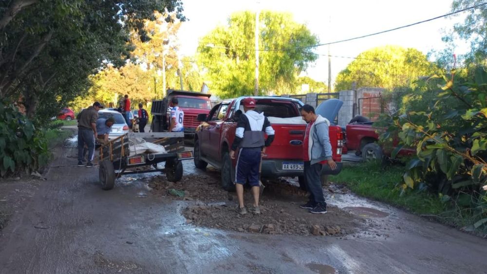 Vecinos arreglan calles en un barrio abandonado por la Municipalidad de La Plata en la Zona Norte