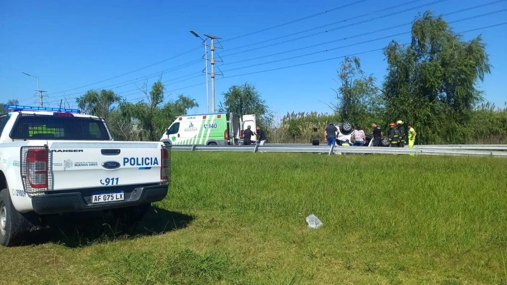 Un auto volcó en la Autopista La Plata-Buenos Aires y está cerrada la subida de Villa Elisa