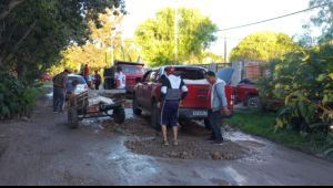 Vecinos arreglan calles en un barrio abandonado por la Municipalidad de La Plata en la Zona Norte