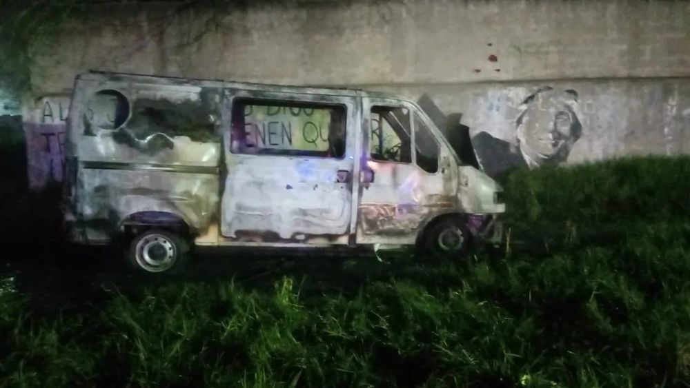 Misterio por una camioneta incendiada en un baldío de Berisso