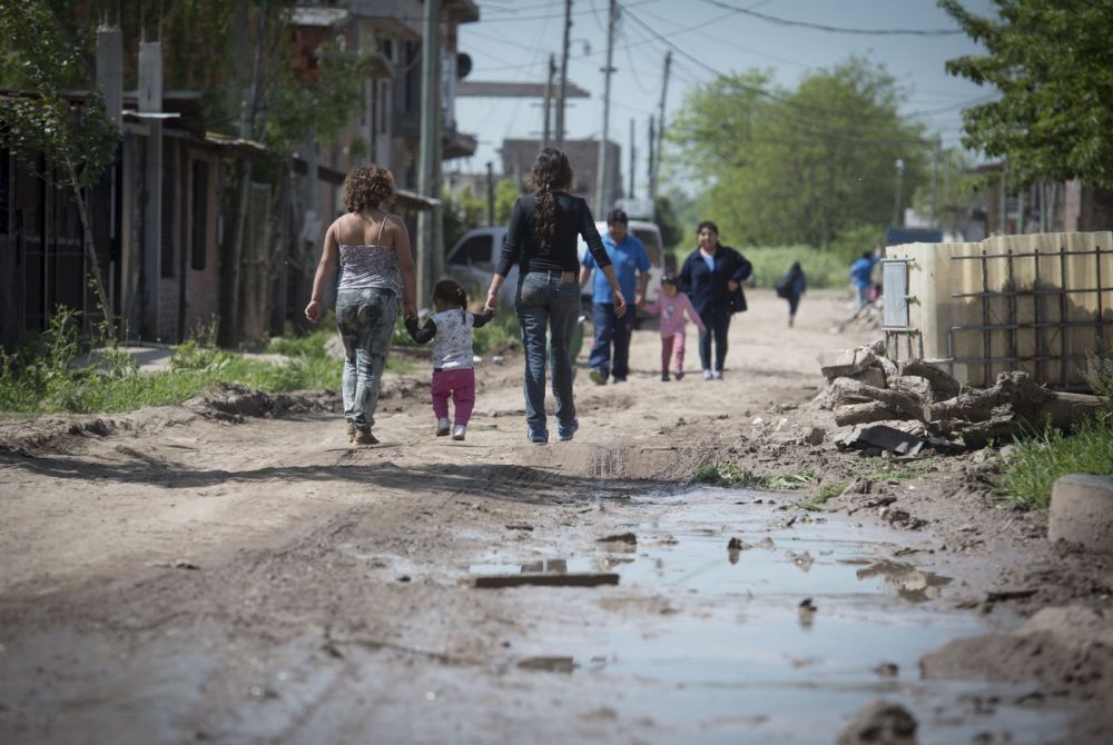 Aguas, cloacas y gas: los números que reflejan el drama de vivir en asentamientos de La Plata