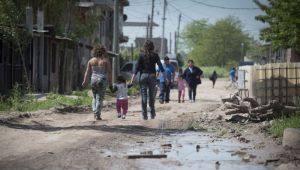 Aguas, cloacas y gas: los números que reflejan el drama de vivir en asentamientos de La Plata