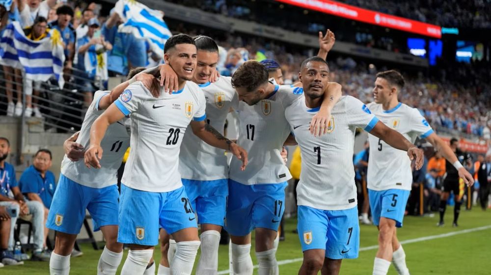 Uruguay goleó y quedó a un paso de la clasificación