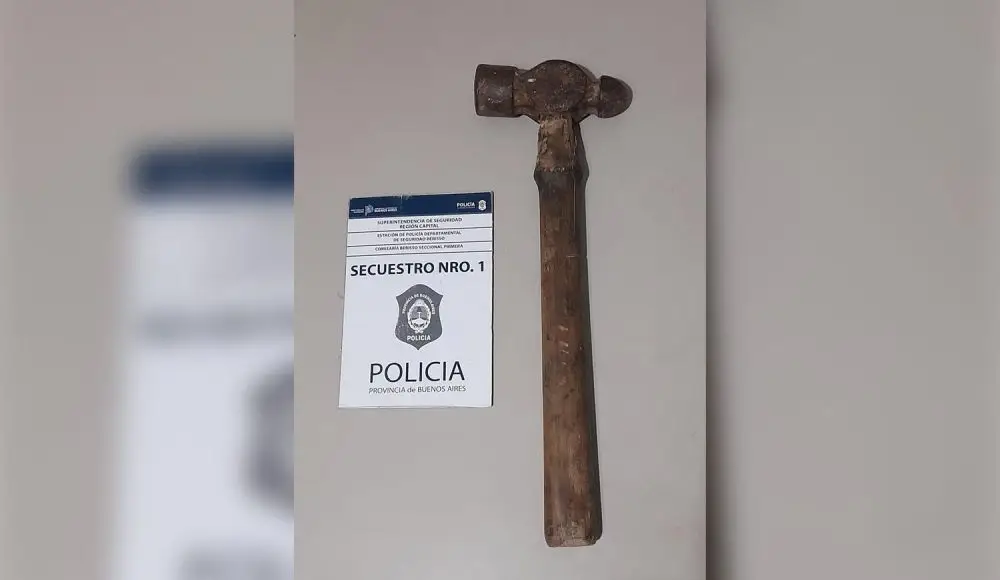 Violencia en Berisso: destruyó con un hacha la puerta de la casa de su hermano