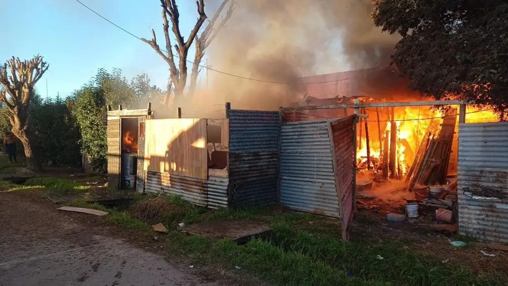 Bomberos en acción en el incendio de una casa