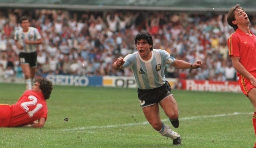 Subastarán una emblemática camiseta de Maradona