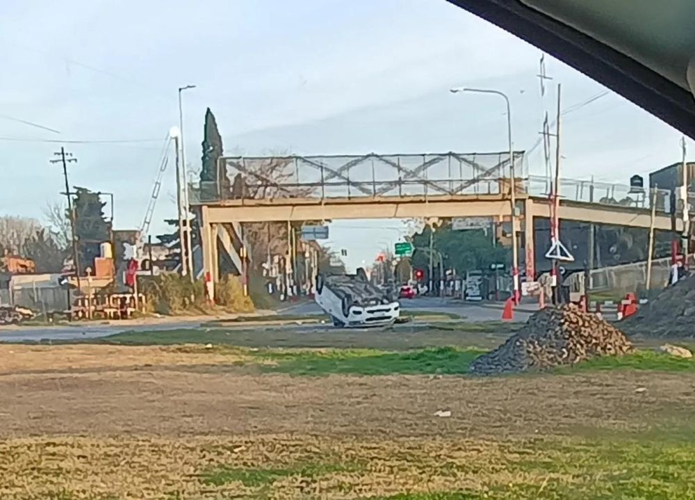 Dos jóvenes iban en un auto que terminó volcando en la rotonda de 122 de La Plata