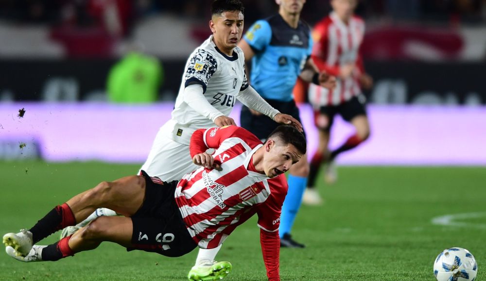 Estudiantes perdió y no se pudo arrimar a la cima