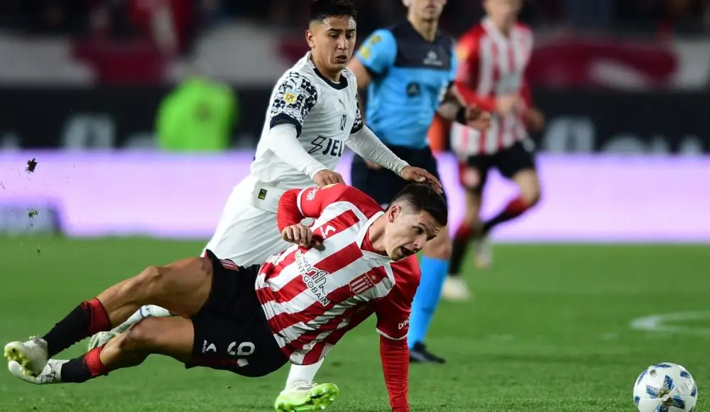 Estudiantes perdió y no se pudo arrimar a la cima