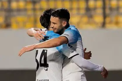 Racing ganó y el Cuervo se complicó