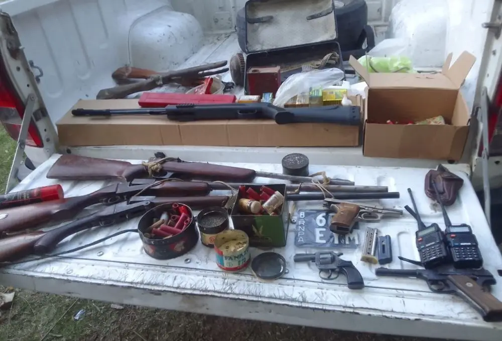 Encuentran un arsenal completo en una playa de Berisso