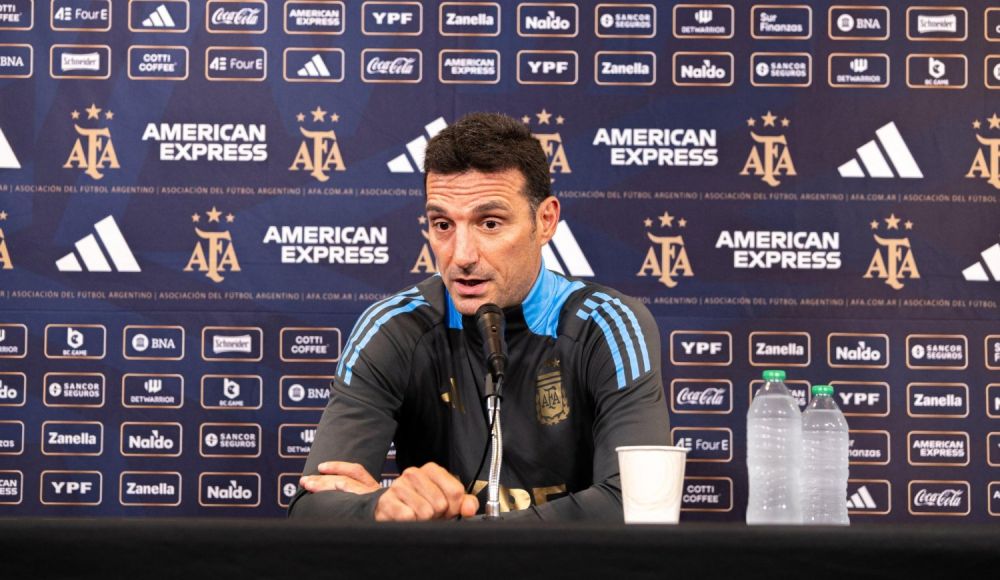 Scaloni en conferencia: “No está bueno vivir de cerca el huracán”