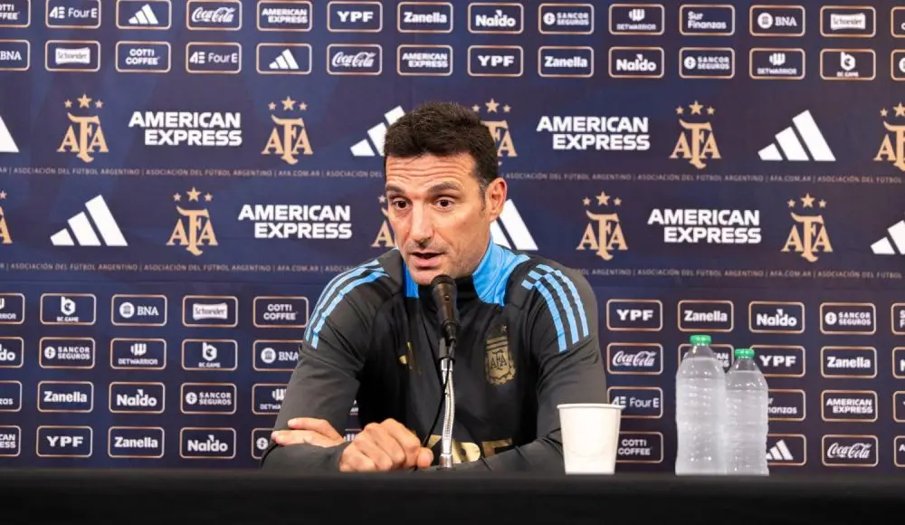 Scaloni en conferencia: “No está bueno vivir de cerca el huracán”