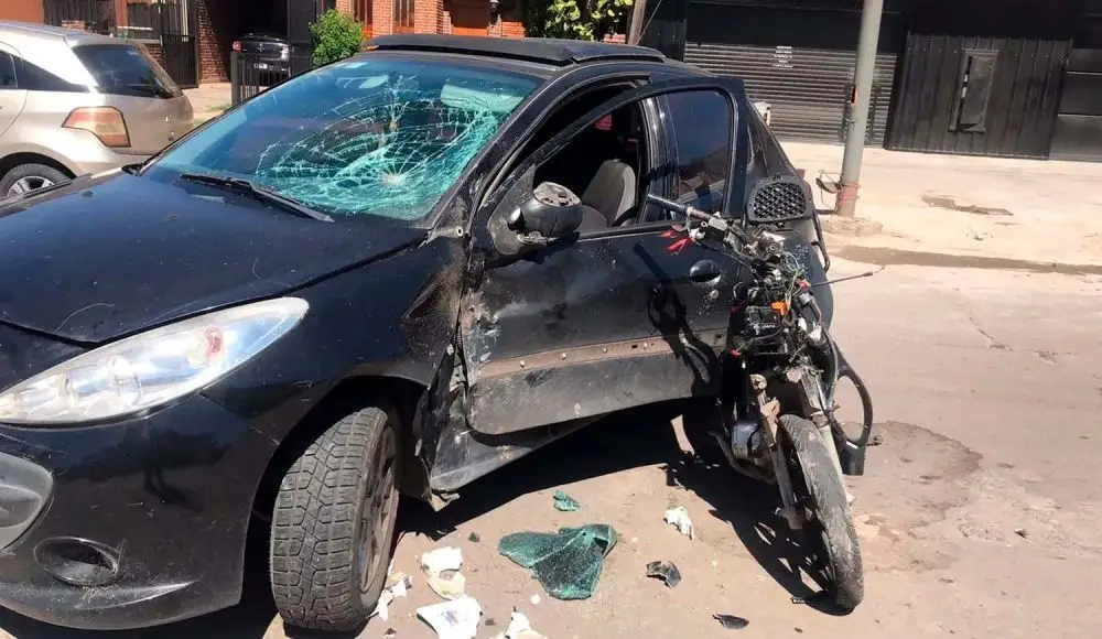 Dos personas en estado crítico tras chocar sus motos en la ciudad