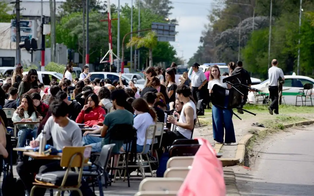 La comunidad educativa de la UNLP retoma las protestas con una gran clase pública conjunta
