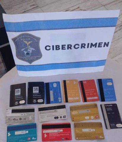 Cayó red de cibercriminales: más de $80 millones en fraudes y allanamientos en Bernal, Florencio Varela y Villa Domínico