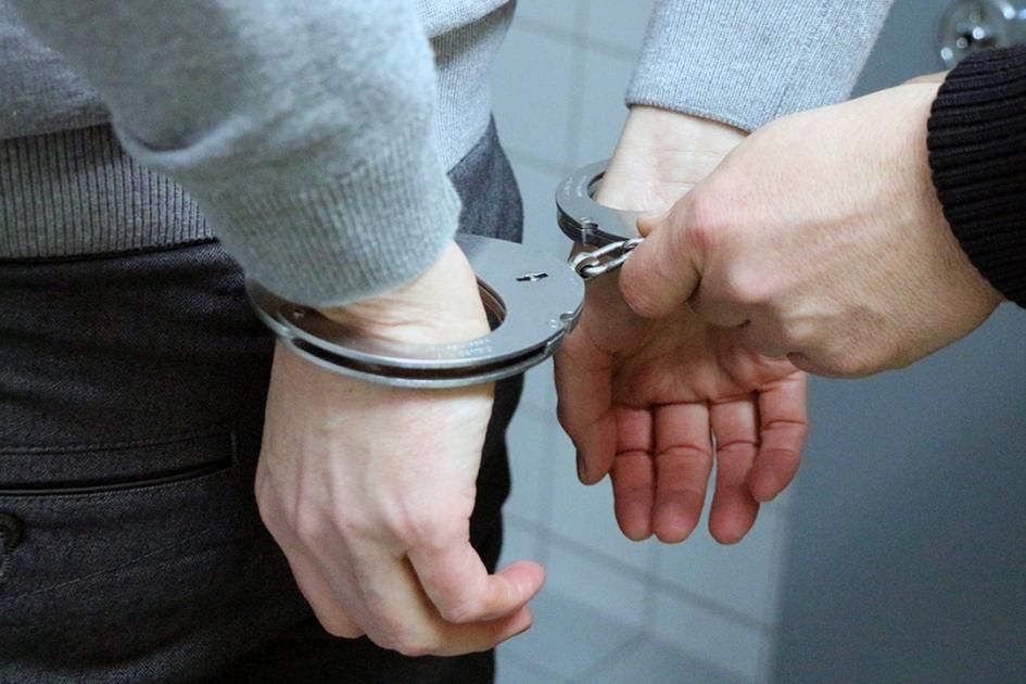 Se autopercibe mujer, está acusada de violencia de género y violó y embarazó a una presa en la cárcel
