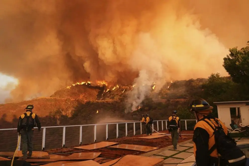 Ya son 16 los muertos por los incendios en Los Ángeles