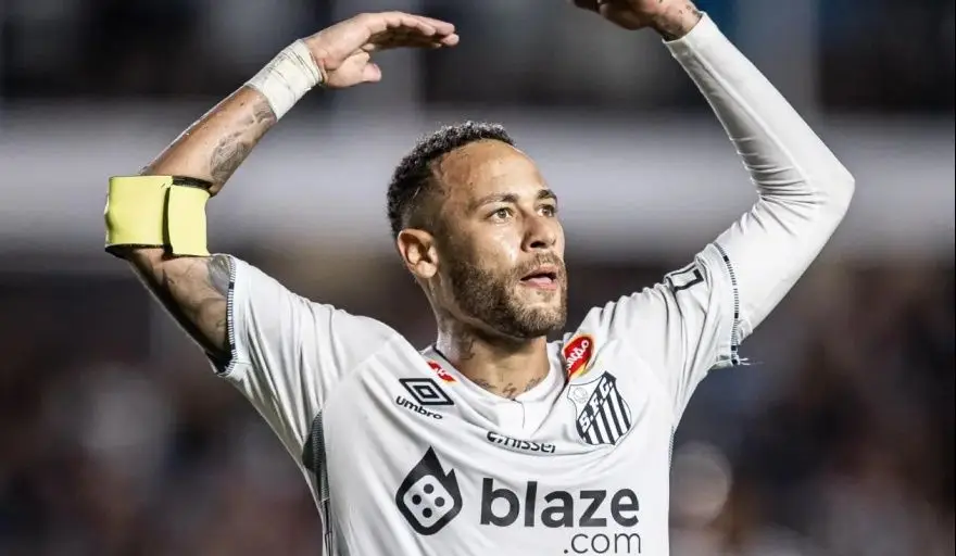 A pura magia: Neymar debutó en Santos y casi marca un gol