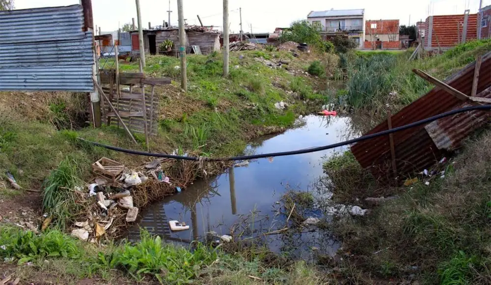 El 32% de los hogares platenses no tienen acceso a cloacas