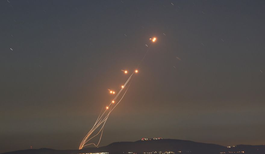 Confusión y tensión tras el anuncio de alto el fuego entre Irán e Israel: Trump confirmó la tregua, pero siguen los ataques