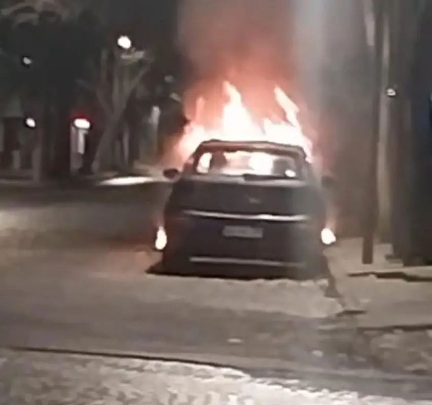 Se incendió un auto en inmediaciones de Plaza Italia