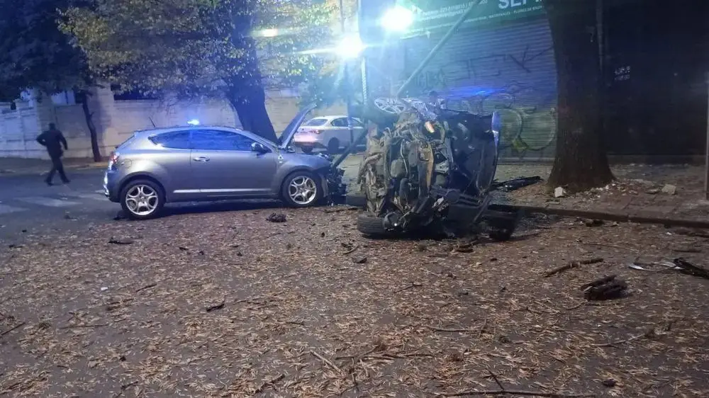 Choque, vuelco y herido en pleno centro platense