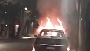 Se incendió un auto en inmediaciones de Plaza Italia