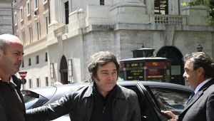 Milei llegó a Roma para iniciar su vínculo personal con León XIV y profundizar la alianza geopolítica con Meloni