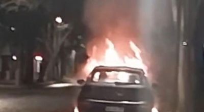 Se incendió un auto en inmediaciones de Plaza Italia